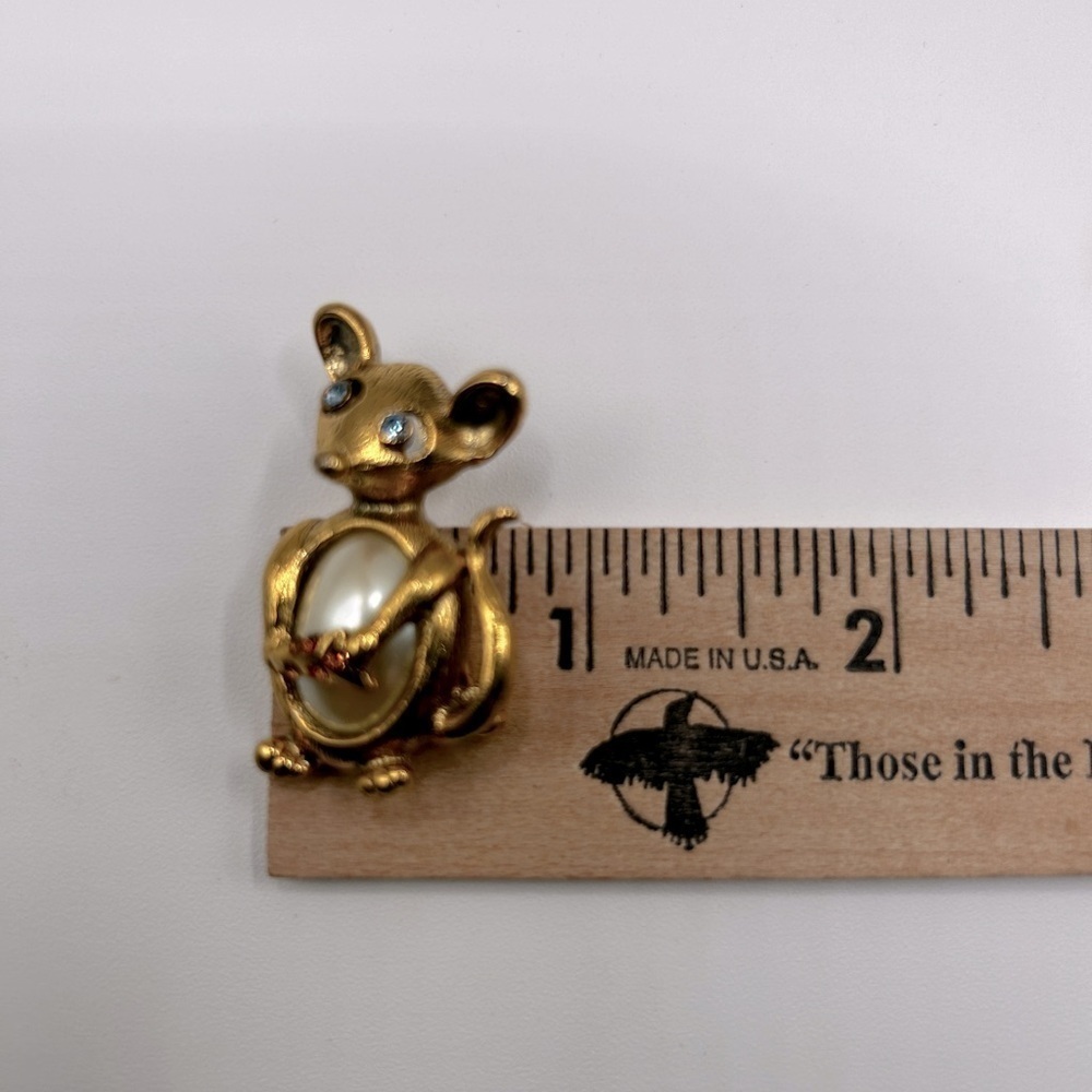 Vintage Mouse Rhinestone Brooch with Cabochon Pearl belly Cheese Crystal…​​​​ - Picture 6 of 9